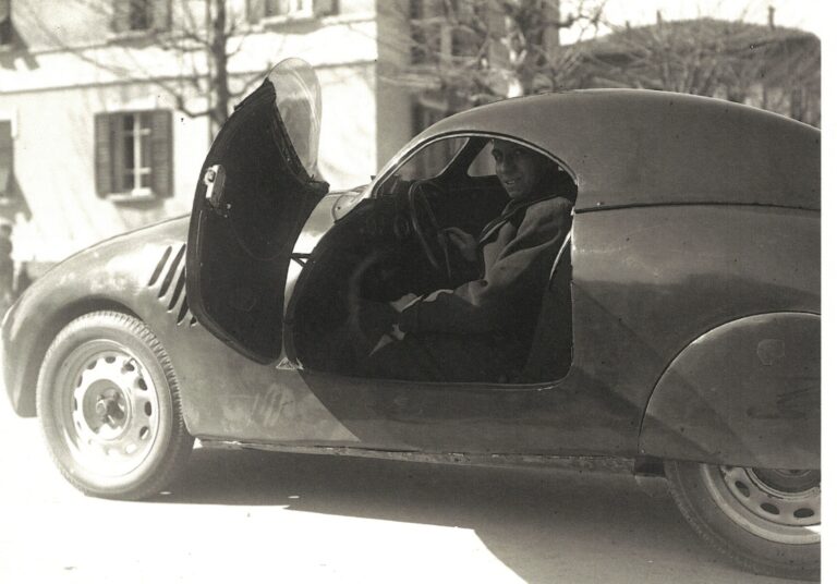 1939年リビア、トブルク～トリポリ海岸レースに出場したエアロダイナミック・トポリーノに乗り込む、ヴィットリオ・スタンゲリーニ。