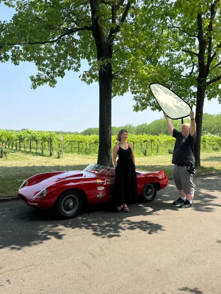 Samantha Brown in posa davanti alla macchina Stanguellini